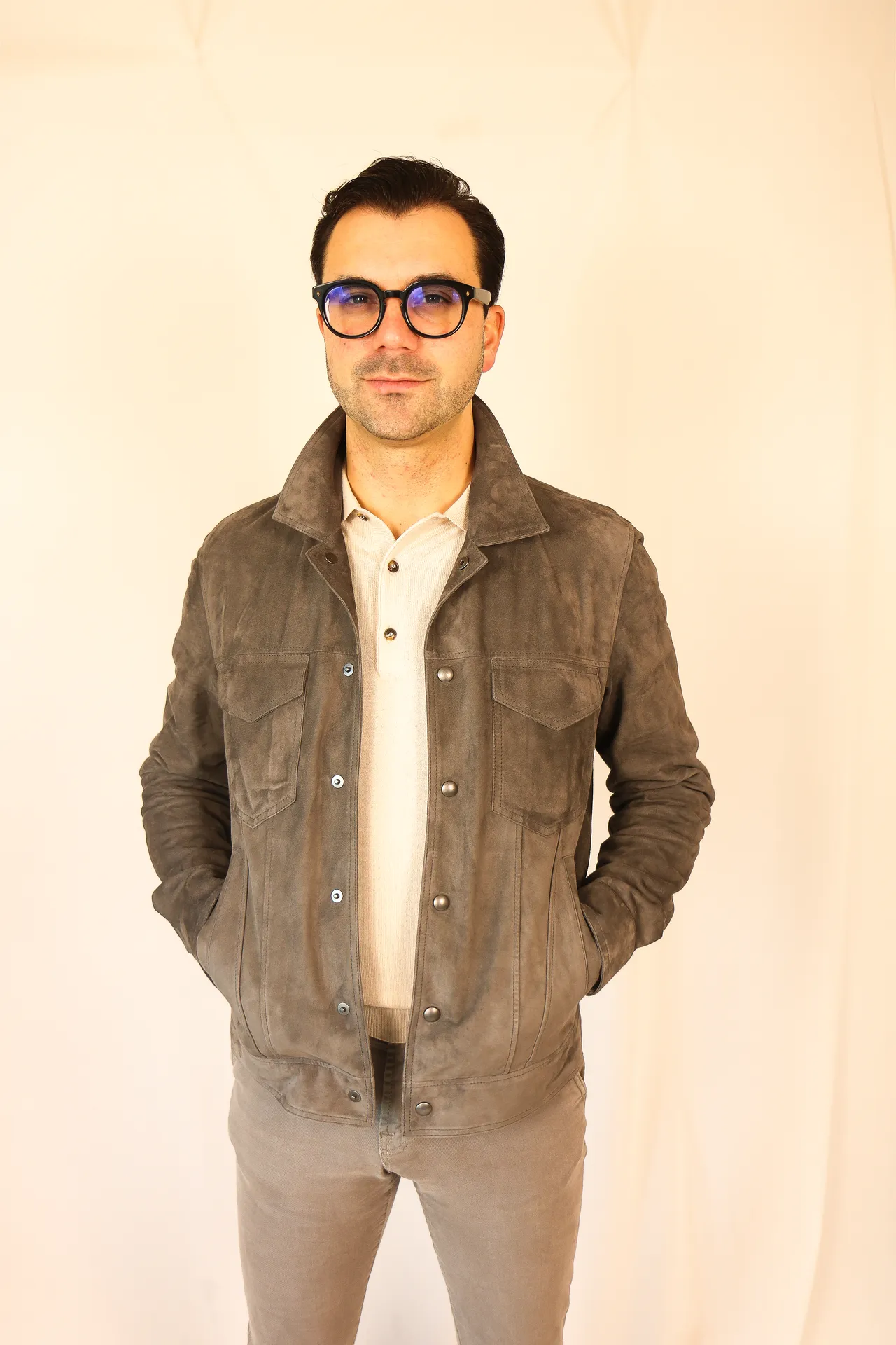 Grijze suède trucker jacket & zandkleurige cashmere polo – Italiaanse maatwerk casual luxe