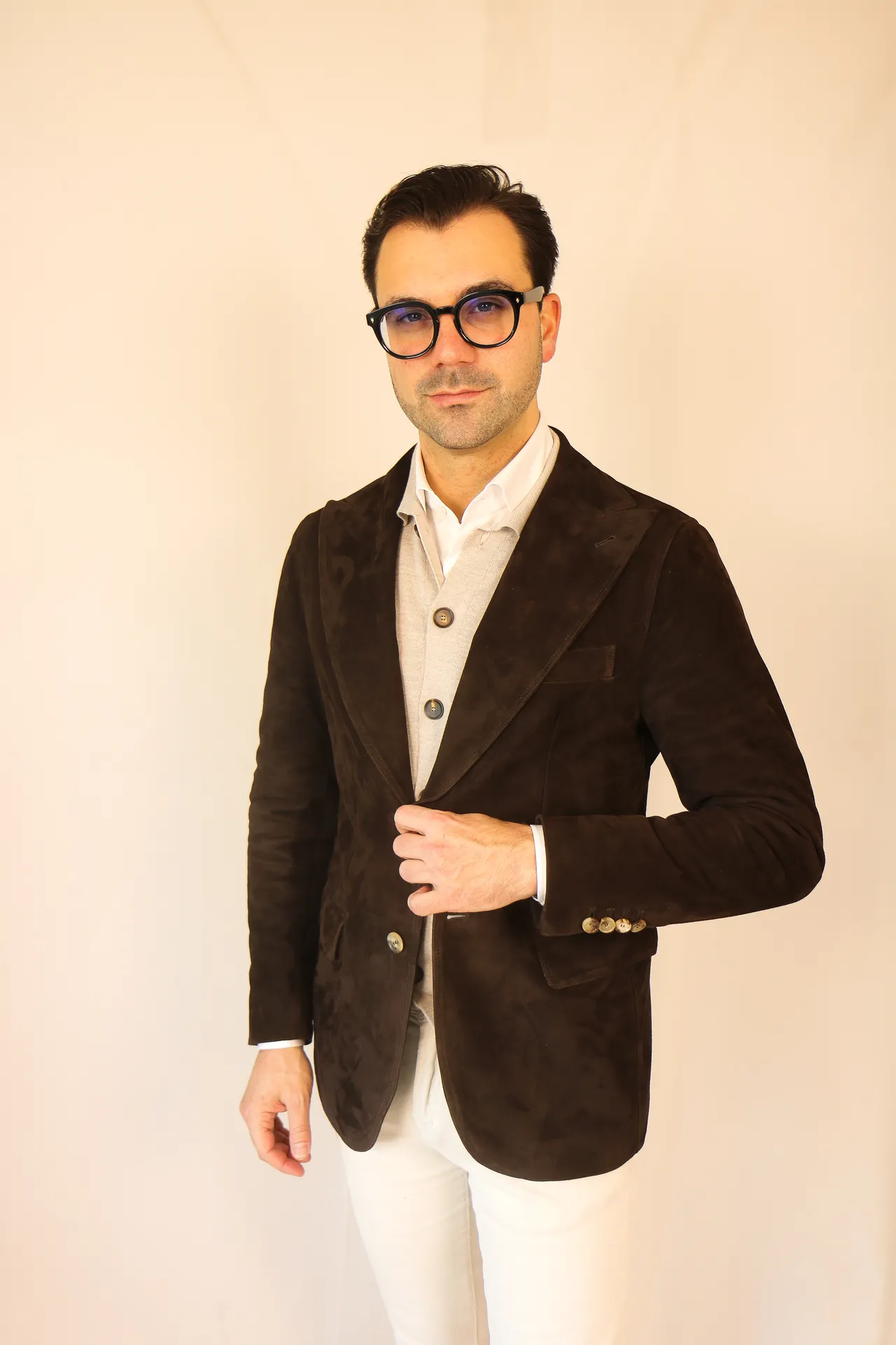 Caffè suède maatwerk blazer met peak lapel & zandkleurig cashmere-zijde vest – Italiaanse ambacht