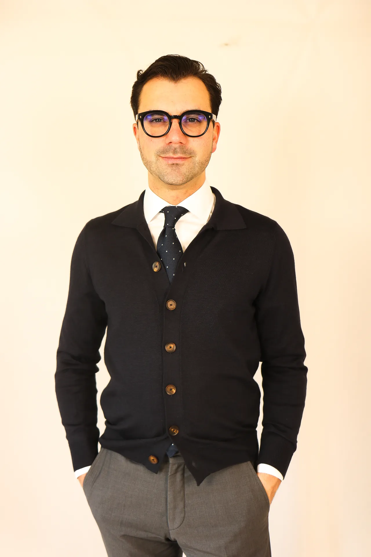 Navy cashmere-zijde vest met knopen – Zakelijke elegantie met maatwerk stropdas & Loro Piana pantalon