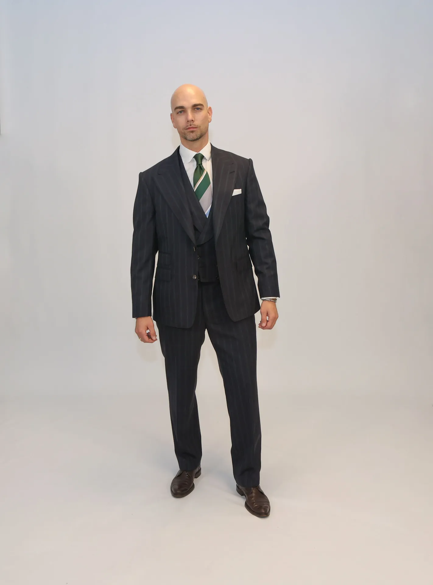 Hier is de SEO-set voor jouw lookbook-item met het klassieke driedelige grijze pinstripe kostuum: